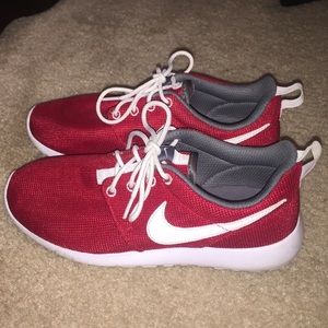 Red Nike Roshe Run ✨